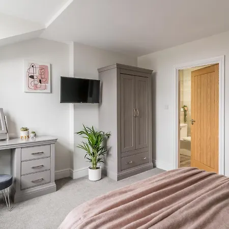Tudor House-windermere Centre Apartment *