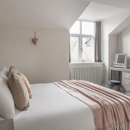 Tudor House-windermere Centre Apartment *