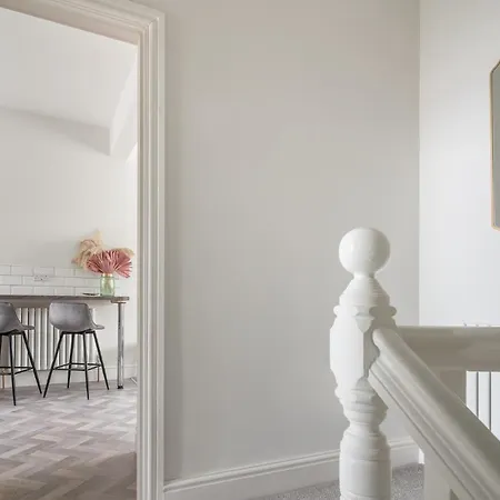 Tudor House-windermere Centre *